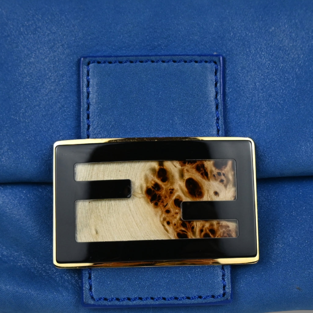 Fendi Mama Baguette Blue with Tortoise shell clasp close up