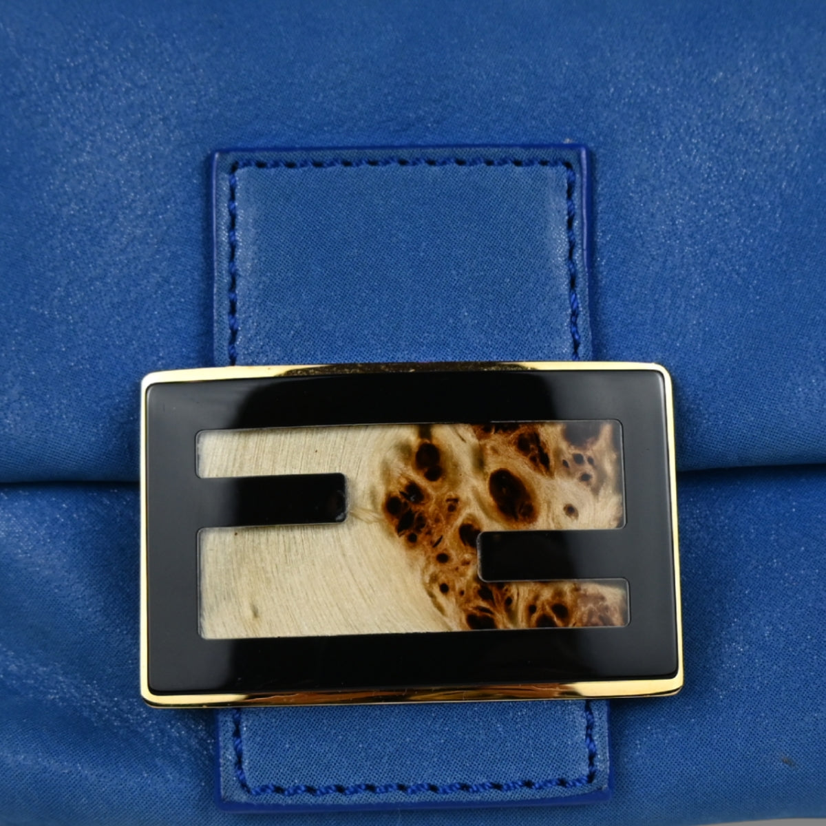 Fendi Mama Baguette Blue with Tortoise shell clasp close up
